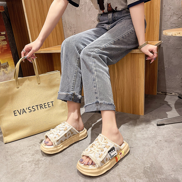 Jauns sieviešu čību modelis ar dzīvnieku apdruku un saitēm