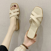 Sieviešu ādas čības ar plakanu zoli - divi modeļi