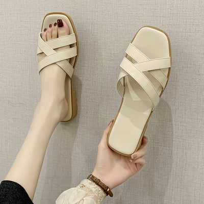 Sieviešu ādas čības ar plakanu zoli - divi modeļi