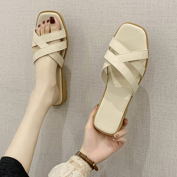 Sieviešu ādas čības ar plakanu zoli - divi modeļi