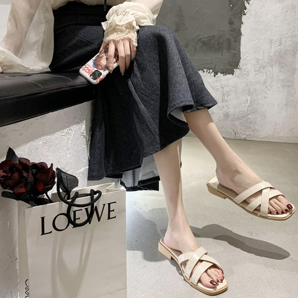 Sieviešu ādas čības ar plakanu zoli - divi modeļi