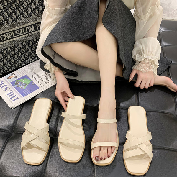 Sieviešu ādas čības ar plakanu zoli - divi modeļi