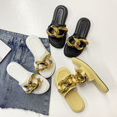 Sieviešu ādas čības ar plakanu zoli un metāla ķēdīti