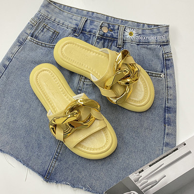 Sieviešu ādas čības ar plakanu zoli un metāla ķēdīti