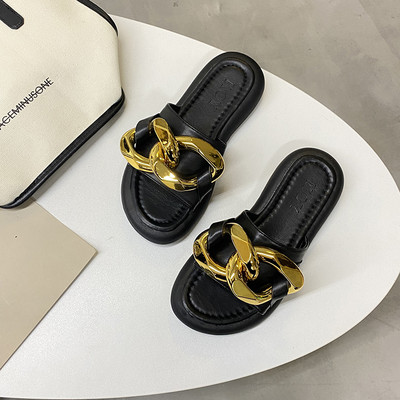 Sieviešu ādas čības ar plakanu zoli un metāla ķēdīti