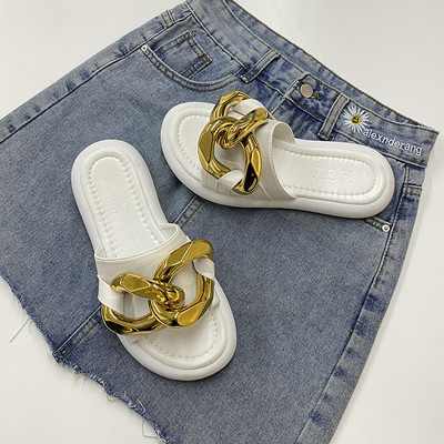 Sieviešu ādas čības ar plakanu zoli un metāla ķēdīti