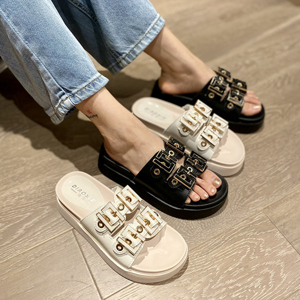 Sieviešu mākslīgās ādas čības ar sprādzēm