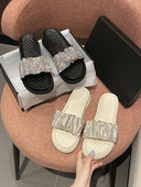 Ikdienas sieviešu čības ar plakanām zolēm un dekorācijas akmeņiem