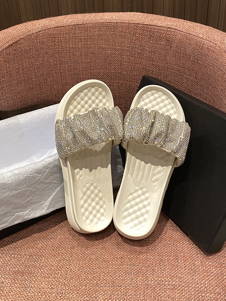 Ikdienas sieviešu čības ar plakanām zolēm un dekorācijas akmeņiem