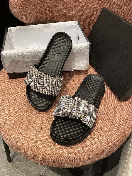 Ikdienas sieviešu čības ar plakanām zolēm un dekorācijas akmeņiem