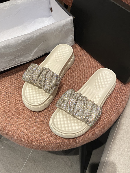 Ikdienas sieviešu čības ar plakanām zolēm un dekorācijas akmeņiem