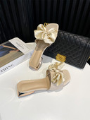 Sieviešu čības ar plakanu zoli un satīna lenti