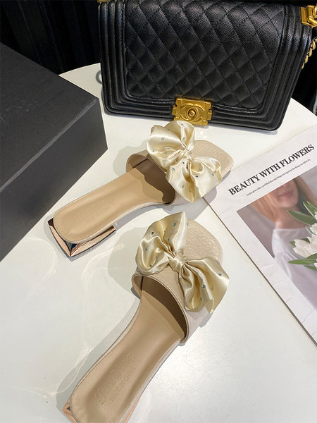 Sieviešu čības ar plakanu zoli un satīna lenti