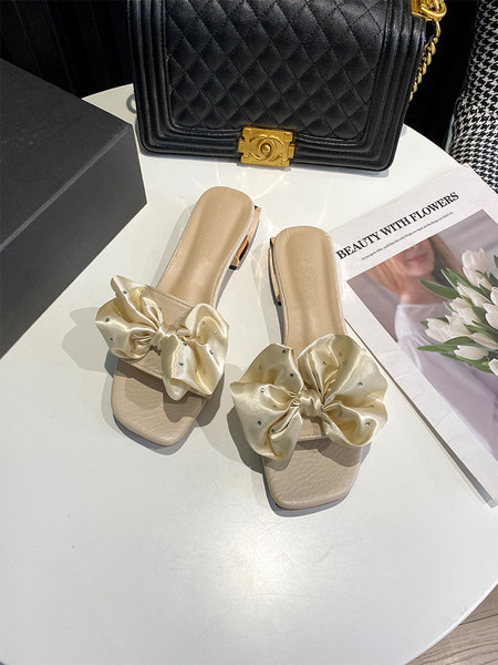 Sieviešu čības ar plakanu zoli un satīna lenti