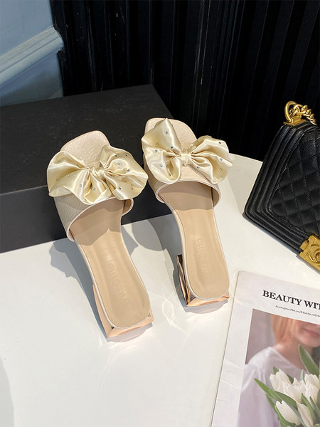 Sieviešu čības ar plakanu zoli un satīna lenti