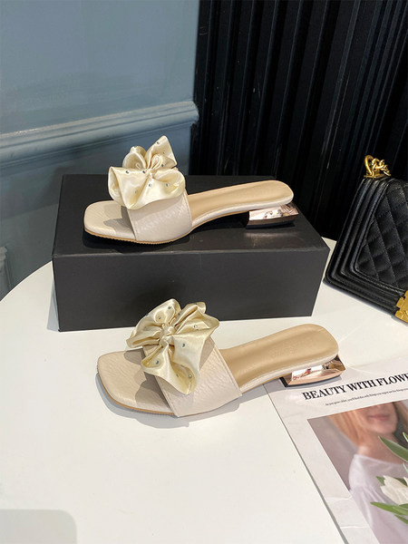 Sieviešu čības ar plakanu zoli un satīna lenti