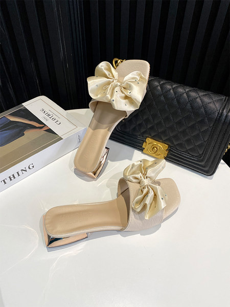 Sieviešu čības ar plakanu zoli un satīna lenti