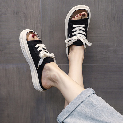 Ikdienas čības ar mežģīnēm un plakanu zoli