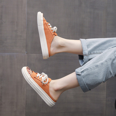 Ikdienas čības ar mežģīnēm un plakanu zoli