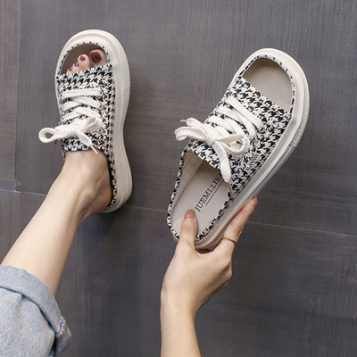 Ikdienas čības ar mežģīnēm un plakanu zoli