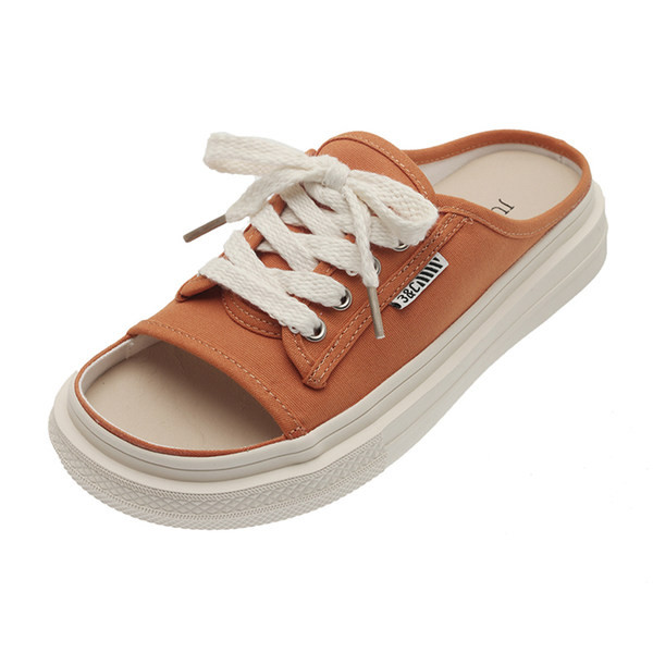 Ikdienas čības ar mežģīnēm un plakanu zoli