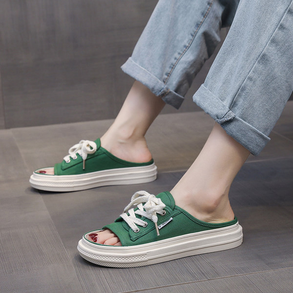 Ikdienas čības ar mežģīnēm un plakanu zoli