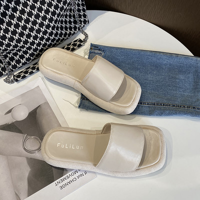 Parasta modeļa sieviešu ādas čības ar plakanu zoli