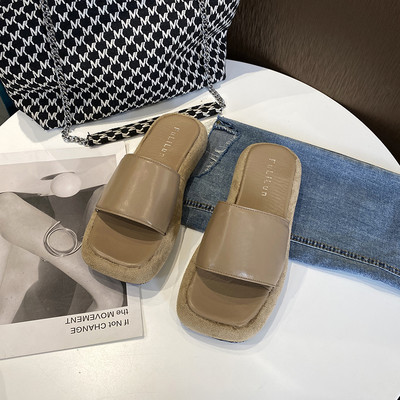 Parasta modeļa sieviešu ādas čības ar plakanu zoli