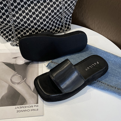 Parasta modeļa sieviešu ādas čības ar plakanu zoli