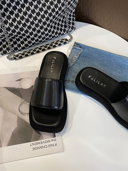 Parasta modeļa sieviešu ādas čības ar plakanu zoli