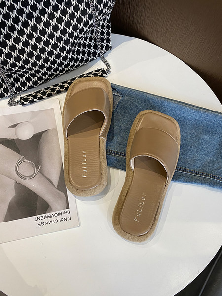 Parasta modeļa sieviešu ādas čības ar plakanu zoli