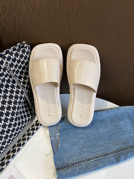 Parasta modeļa sieviešu ādas čības ar plakanu zoli