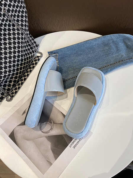 Parasta modeļa sieviešu ādas čības ar plakanu zoli