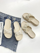 Ikdienas sieviešu čības ar plakanu zoli un pērļu rotājumu