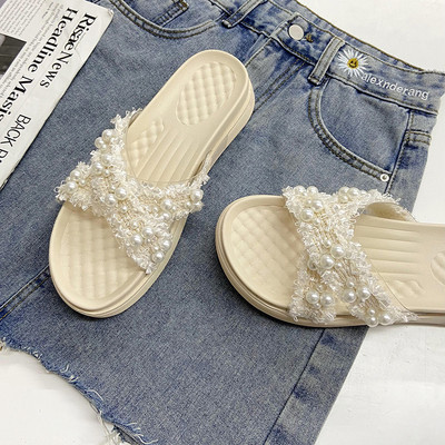 Ikdienas sieviešu čības ar plakanu zoli un pērļu rotājumu