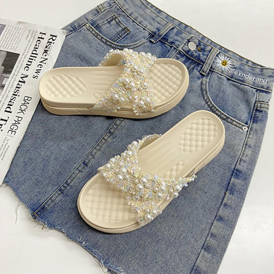 Ikdienas sieviešu čības ar plakanu zoli un pērļu rotājumu