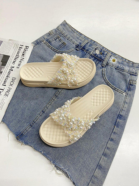 Ikdienas sieviešu čības ar plakanu zoli un pērļu rotājumu