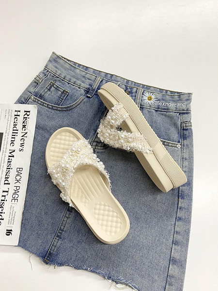 Ikdienas sieviešu čības ar plakanu zoli un pērļu rotājumu