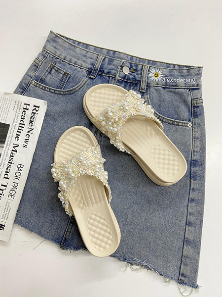 Ikdienas sieviešu čības ar plakanu zoli un pērļu rotājumu