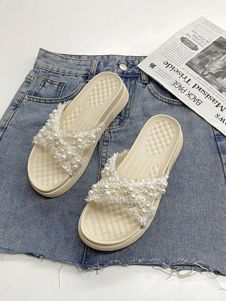 Ikdienas sieviešu čības ar plakanu zoli un pērļu rotājumu