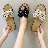 Ikdienas čības ar plakanu zoli un tekstila lenti