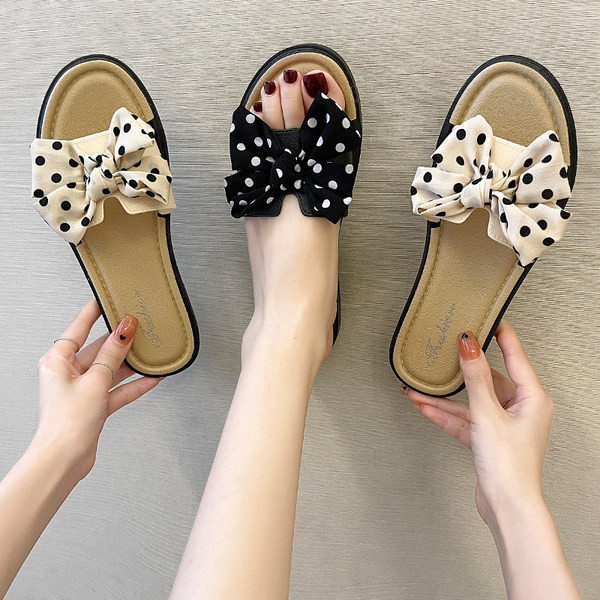 Ikdienas čības ar plakanu zoli un tekstila lenti