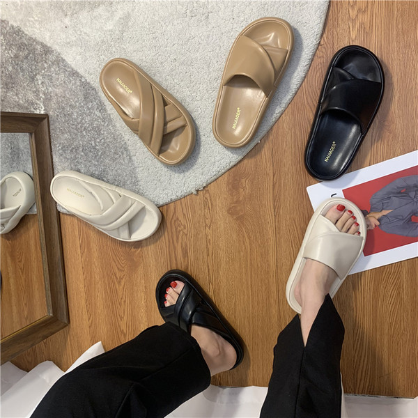 Ikdienas sieviešu čības ar krusteniskām siksnām - vairākas krāsas