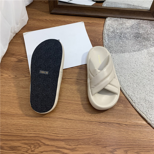 Ikdienas sieviešu čības ar krusteniskām siksnām - vairākas krāsas