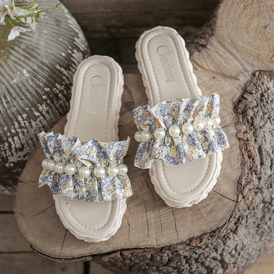 Ikdienas čības ar tekstila lencēm un pērlēm