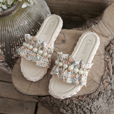 Ikdienas čības ar tekstila lencēm un pērlēm