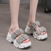 Sieviešu čības ar spīdīgu efektu un zoli 7 cm