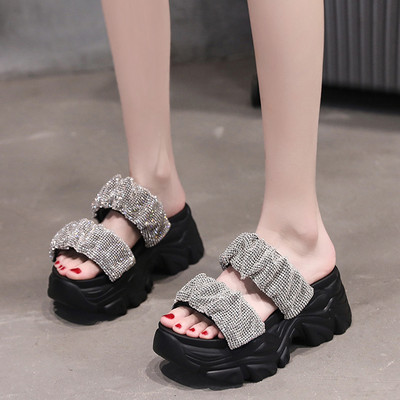 Sieviešu čības ar spīdīgu efektu un zoli 7 cm