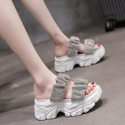 Sieviešu čības ar spīdīgu efektu un zoli 7 cm