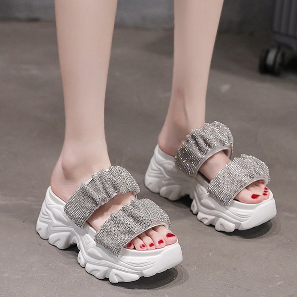 Sieviešu čības ar spīdīgu efektu un zoli 7 cm